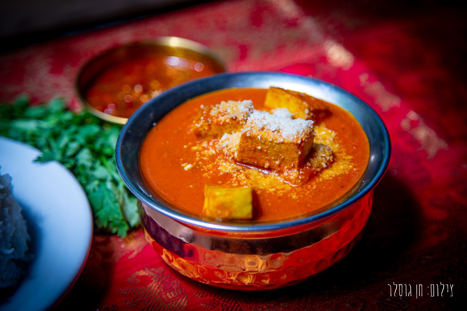 טופו מאסלה - נתחי טופו ברוטב עגבניות קרם קוקוס קאשיו ושקדים